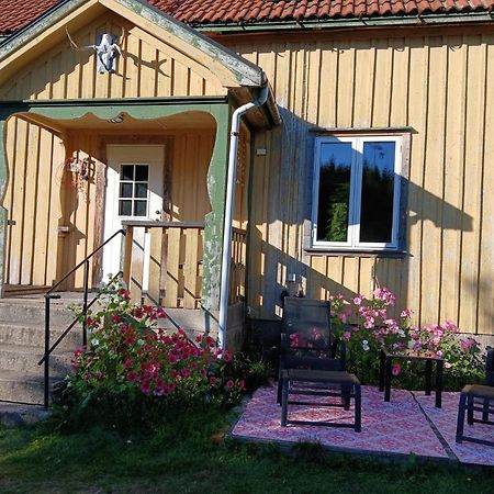 Charmigt Hus Pa Landet Naera Till Bad Strömstad Esterno foto